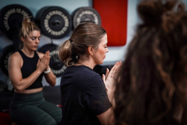 Posturas básicas de Yoga con alineación segura